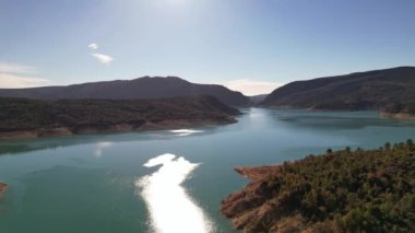 Canyelles rezervuar turkuaz gölü üzerinde uçan insansız hava aracı görüntüsü, Huesca 'da bulunan ve Katalonya ile Aragon sınırı arasında bulunan olağanüstü doğal manzara. 4K