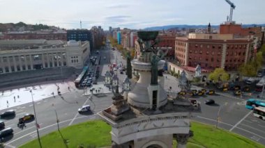 Barcelona 'da Venedik Kuleleri ile Squares' deki Plaza de Espana şehir trafiğinin hava manzarası Barcelona 'nın en önemli meydanlarından biridir. Placa de Espanya 'nın muazzam çeşmesinde arabalar dolanıyor. 4K