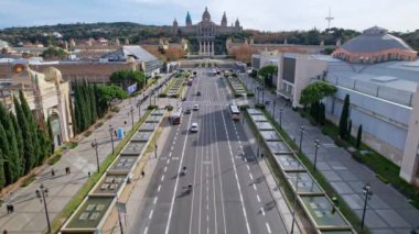 Avinguda de la Reina Maria Cristina 'nın arka planda Montjuic Palace ile kavşağındaki hava manzarası. Bu ikonik kare, Barcelona 'nın Montjuic büyük simgesinin yamacında yer almaktadır. 4K video
