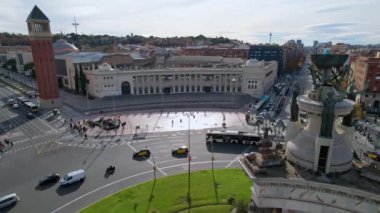 Barcelona 'da Venedik Kuleleri ile Squares' deki Plaza de Espana şehir trafiğinin hava manzarası Barcelona 'nın en önemli meydanlarından biridir. Placa de Espanya 'nın muazzam çeşmesinde arabalar dolanıyor. 4K