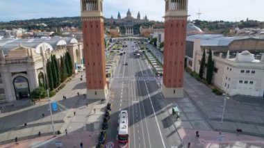 Arka planda Avinguda de la Reina Maria Cristina 'daki Venedik Kuleleri ve Sihirli Çeşmeler ve Ulusal Sanat Müzesi' nin uzun panoramik manzarası var. Barselona 'daki Venedik Kuleleri arasında uçan insansız hava aracı. 4K video