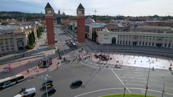 ヴェネツィアタワーとバルセロナのスクエアの都市交通プラザデエスパナの空中ビューは バルセロナで最も重要な広場の1つです 巨大な噴水の周りを運転する車 人々は道路を横断します 4Kについて — ストック動画