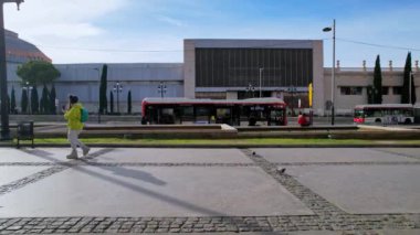 Montjuic ve Venedik kulelerinin eteklerindeki Fira Internacional de Barcelona 'nın bir kısmının panoramik yüksek açılı görüntüsü. İspanya 'nın arka planında yerleşim alanları olan önemli bir dönüm noktasıdır. 4K video