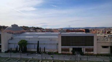 Montjuic ve Venedik kulelerinin eteklerindeki Fira Internacional de Barcelona 'nın bir kısmının panoramik yüksek açılı görüntüsü. İspanya 'nın arka planında yerleşim alanları olan önemli bir dönüm noktasıdır. 4K video
