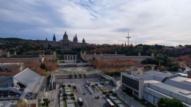 Avinguda de la Reina Maria Cristina 'nın arka planda Montjuic Palace ile kavşağındaki hava manzarası. Bu ikonik kare, Barcelona 'nın Montjuic büyük simgesinin yamacında yer almaktadır. 4K video
