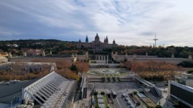 Avinguda de la Reina Maria Cristina 'nın arka planda Montjuic Palace ile kavşağındaki hava manzarası. Bu ikonik kare, Barcelona 'nın Montjuic büyük simgesinin yamacında yer almaktadır. 4K video