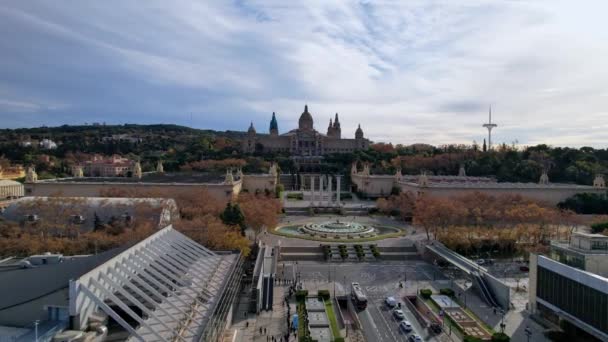 アヴィングーダ レイナ マリア クリスティーナの空中展望は モンジュイック宮殿との交差点にあります この象徴的な広場は バルセロナのモンジュイックの主要なランドマークの麓に位置しています 4Kビデオ — ストック動画