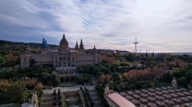 Museu Nacional de Art de Catalunya ve Waterfalls Square Placa de les Cascades 'in ve İspanya' nın güneyindeki Sihirli Çeşmeler Font büyüsünün panoramik hava görüntüsü. 4K video