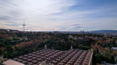 Arka planda Nacional de Art de Catalunya, Montjuic Hill ve Waterfalls Square ve Barcelona 'nın güney tarafındaki panoramik hava aracı çatısı görüntüsü var. Barselona, Katalonya, İspanya. 4K video