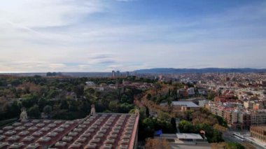 Montjuic Hill yakınlarındaki panoramik hava aracı çatısı manzarası, şehrin güney kısmı şehir merkezi Plaza de Espana 'da Venedik Kuleleri' nin arka planında döner kavşak. Barselona, İspanya. 4K video