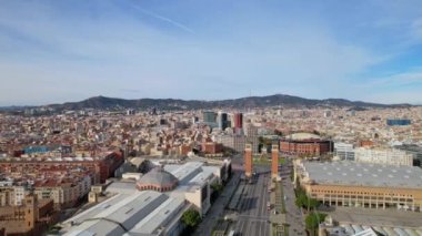 Montjuic Hill yakınlarındaki Venedik Kuleleri ile şehir merkezi Plaza de Espana 'da uzun panoramik hava aracı çatıları şehrin güney kısmını görüyor. Barselona, Katalonya, İspanya. 4K