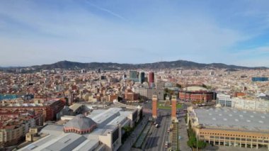 Venedik Kuleleri ile Barselona 'daki Squares Meydanı' ndaki şehir trafiği Plaza de Espana 'nın hava manzarası Barcelonas' ın en önemli meydanlarından biridir. Placa de Espanya 'nın muazzam çeşmesinde arabalar dolanıyor. 4K