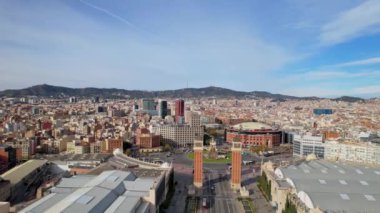 Venedik Kuleleri ve Barcelona Arenas de Barcelona ile Barcelona 'daki Squares' li Plaza de Espana şehir trafiğinin panoramik hava aracı görüntüsü. Placa de Espanya 'nın muazzam çeşmesinde arabalar dolanıyor. 4K video