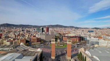 Venedik Kuleleri ve Barcelona Arenas de Barcelona ile Barcelona 'daki Squares' li Plaza de Espana şehir trafiğinin panoramik hava aracı görüntüsü. Placa de Espanya 'nın muazzam çeşmesinde arabalar dolanıyor. 4K video
