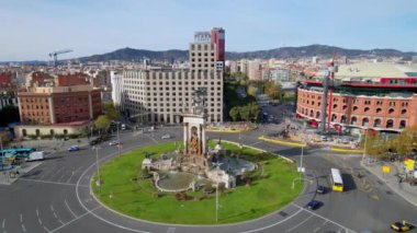 Şehir trafiği Plaza de Espana Meydanı, Barcelona 'nın en önemli meydanlarından biri olan Arenas de Barcelona.Arabaların muazzam çeşme etrafında sürüşü ve insanların yolu kesişmesidir. 4K video