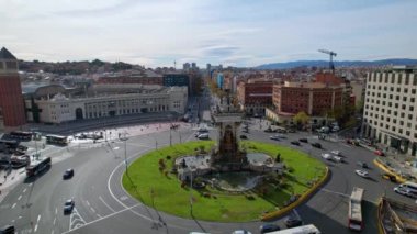 Şehir trafiği Plaza de Espana Meydanı, Barcelona 'nın en önemli meydanlarından biri olan Arenas de Barcelona.Arabaların muazzam çeşme etrafında sürüşü ve insanların yolu kesişmesidir. 4K video
