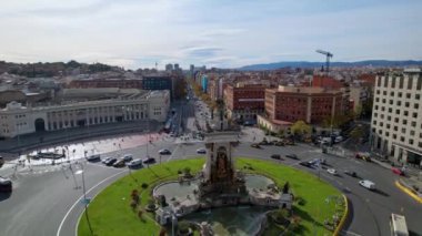 Squares 'in Plaza de Espana' sındaki kavşaktaki işlek sokak trafiğinin hava manzarası Barcelona 'nın en önemli meydanlarından biri ve Arenas' tır. Muazzam bir çeşmenin etrafında giden arabalar, yoldan geçen insanlar. 4K