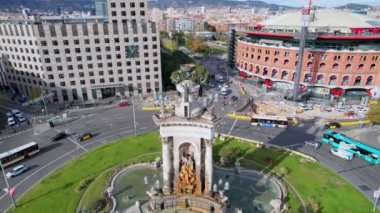 Barcelona 'daki Squares' li Plaza de Espana şehir trafiğinin hava manzarası en önemli meydanlardan biridir. Placa de Espanya 'nın anıtsal çeşmesinde dolaşan arabalar ve yoldan geçen insanlar. 4K video