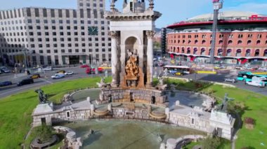 Font 'un havadan görünüşü anıtsal Squares Plaza de Espana Barcelona' nın en önemli karelerinden biridir. Placa de Espanya 'nın anıtsal çeşmesinde dolaşan arabalar ve yoldan geçen insanlar. 4K video
