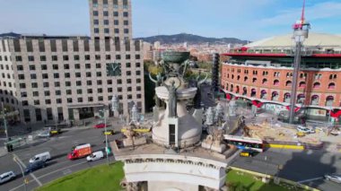 Font anıtı ve Barcelona Plaza de Espana 'nın havadan görünüşü Barcelona' nın en önemli meydanlarından biridir. Muazzam bir çeşme etrafında giden arabalar ve yoldan geçen insanlar. 4K video