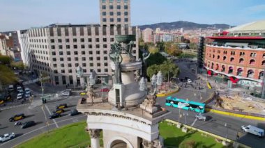 Font anıtı ve Barcelona Plaza de Espana 'nın havadan görünüşü Barcelona' nın en önemli meydanlarından biridir. Muazzam bir çeşme etrafında giden arabalar ve yoldan geçen insanlar. 4K video