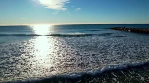 空中无人侦察机拍摄的海景 美丽的海滩 海浪冲刷在岸上 冲浪运动员游过波浪 划桨到达完美的冲浪位置 暑假的概念 4K视频 — 图库视频影像