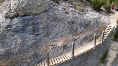 Pireneler 'de Katalonya' da Congost de Montrebei geçidinde yürüyüş yolunun bir parçası olarak kayalıklarda tepeden tırnağa güzel, dikey, etkileyici hava manzarası, Spain.4K videosu.