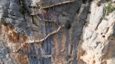 Pireneler 'de Katalonya' da Congost de Montrebei vadisindeki yürüyüş yolunun bir parçası olarak kayalıklardaki ahşap merdivenlerin tepeden tırnağa güzel, dikey, etkileyici hava manzarası, Spain.4K videosu