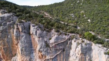 Pireneler 'de Katalonya' da Congost de Montrebei vadisindeki yürüyüş yolunun bir parçası olarak kayalıklardaki ahşap merdivenlerin tepeden tırnağa güzel, dikey, etkileyici hava manzarası, Spain.4K videosu