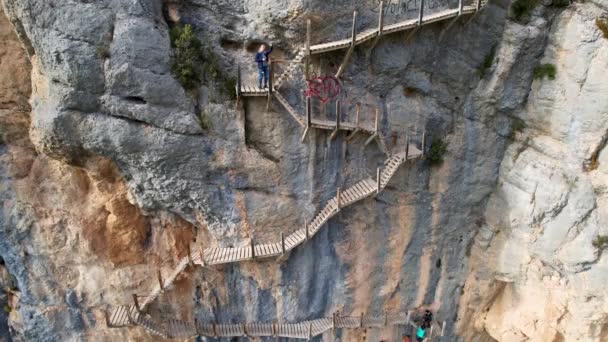 Красивый Вид Сверху Вниз Деревянную Лестницу Скалы Рамках Туристической Тропы — стоковое видео