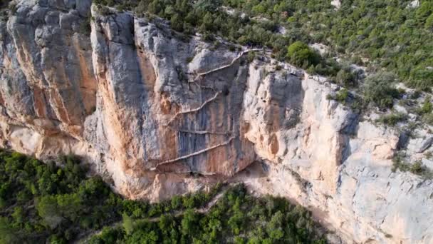 Vue Aérienne Panoramique Impressionnante Escalier Bois Falaise Rocheuse Dans Cadre — Video