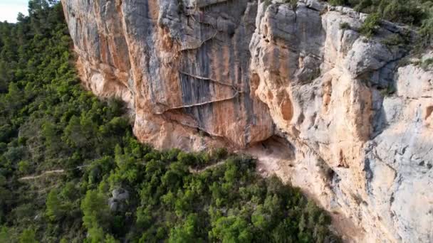 Panoramique Belle Vue Aérienne Vertigineuse Escalier Bois Falaise Rocheuse Dans — Video