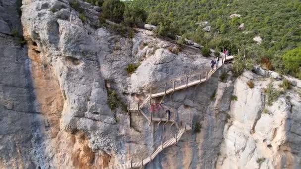 Panoramique Belle Vue Aérienne Vertigineuse Impressionnante Escalier Bois Falaise Rocheuse — Video