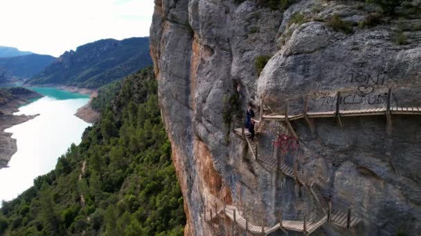 Panorâmica Bela Vista Aérea Vertiginosa Impressionante Escada Madeira Penhasco Rocha — Vídeo de Stock