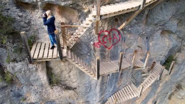 Высоты Птичьего Полета Открывается Потрясающий Вид Деревянную Лестницу Скале Являющуюся — стоковое видео