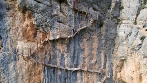 스페인 피레네 산맥에 고스트 협곡을 하이킹하는 일부로 절벽에 계단에 파노라마 — 비디오