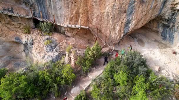 在西班牙比利牛斯的蒙贝河谷 作为登山路径的一部分 俯瞰岩石悬崖上木制楼梯的全景美丽的令人眩晕的令人印象深刻的空中景观 一群人走上楼梯 — 图库视频影像