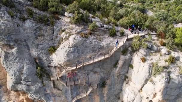 Vue Aérienne Panoramique Vertigineuse Impressionnante Escalier Bois Falaise Rocheuse Dans — Video