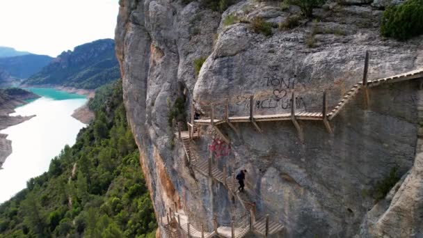 Panoramique Belle Vue Aérienne Vertigineuse Impressionnante Escalier Bois Falaise Rocheuse — Video