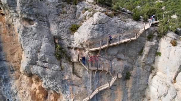 Panoramique Belle Vue Aérienne Vertigineuse Impressionnante Escalier Bois Falaise Rocheuse — Video