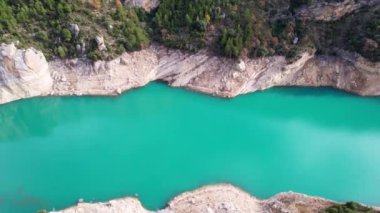 Montrebei vadisinin panoramik ve etkileyici hava manzarası Canelles rezervuarının üzerinde, Catalonia 'da, Pireneler' de, Spain.4K 'da, nehirde bitki örtüsüyle çevrili. Yüksek kalite 4k görüntü