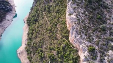 Montrebei vadisinin panoramik ve etkileyici hava manzarası Canelles rezervuarının üzerinde, Catalonia 'da, Pireneler' de, Spain.4K 'da, nehirde bitki örtüsüyle çevrili. Yüksek kalite 4k görüntü