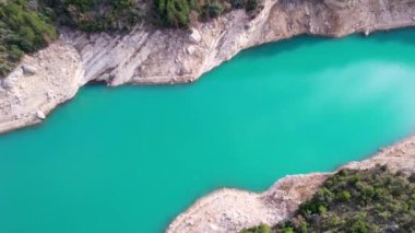 Montrebei vadisinin panoramik ve etkileyici hava manzarası Canelles rezervuarının üzerinde, Catalonia 'da, Pireneler' de, Spain.4K 'da, nehirde bitki örtüsüyle çevrili. Yüksek kalite 4k görüntü