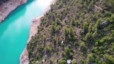 Congost de Mont-Rebei 'nin panoramik ve etkileyici hava manzarası, Ünlü Kanyon ve İspanya' nın Pireneler kentindeki Katalonya nehrinde bitki örtüsüyle çevrili. Yüksek kalite 4k görüntü