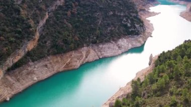 Montrebei vadisinin panoramik ve etkileyici hava manzarası Canelles rezervuarının üzerinde, Catalonia 'da, Pireneler' de, Spain.4K 'da, nehirde bitki örtüsüyle çevrili. Yüksek kalite 4k görüntü