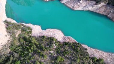 Montrebei vadisinin panoramik ve etkileyici hava manzarası Canelles rezervuarının üzerinde, Catalonia 'da, Pireneler' de, Spain.4K 'da, nehirde bitki örtüsüyle çevrili. Yüksek kalite 4k görüntü