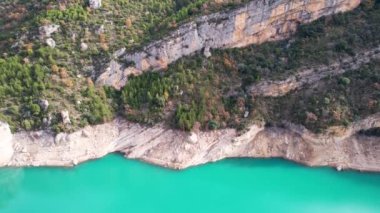 Montrebei vadisinin panoramik ve etkileyici hava manzarası Canelles rezervuarının üzerinde, Catalonia 'da, Pireneler' de, Spain.4K 'da, nehirde bitki örtüsüyle çevrili. Yüksek kalite 4k görüntü
