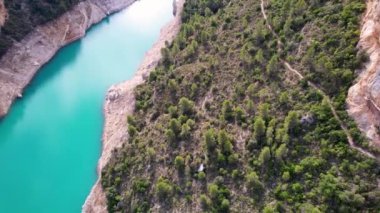 Montrebei vadisinin panoramik ve etkileyici hava manzarası Canelles rezervuarının üzerinde, Catalonia 'da, Pireneler' de, Spain.4K 'da, nehirde bitki örtüsüyle çevrili. Yüksek kalite 4k görüntü