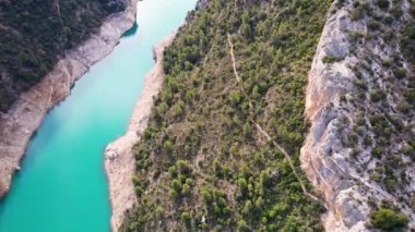 Congost de Mont-Rebei 'nin panoramik ve etkileyici hava manzarası, Ünlü Kanyon ve İspanya' nın Pireneler kentindeki Katalonya nehrinde bitki örtüsüyle çevrili. Yüksek kalite 4k görüntü