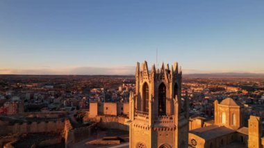 St. Mary Manastırı 'nın eski ortaçağ Katedrali ve La Seu Vella Kulesi' nin panoramik hava aracı görüntüsü, İspanya 'nın Lleida kentindeki ikonik anıtın sembolüdür. 4K video